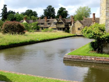 Haver Castle, Ortaçağ Sihirli Kalesi güneşli bir günde su kanalının üzerinde görüldü. Yüksek kalite fotoğraf