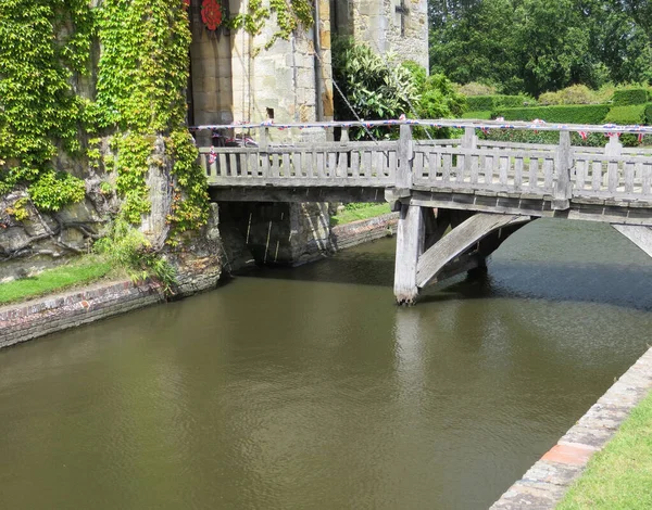 Castillo Mágico Medieval Hever Día Soleado Puente Entrada Sobre Foso — Foto de Stock