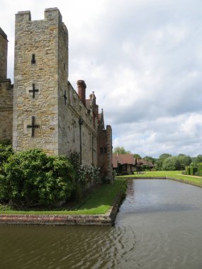 Hever Şatosu, Ortaçağ Büyülü Kalesi güneşli bir günde su kanalının üzerinde görüldü. Yüksek kalite fotoğraf