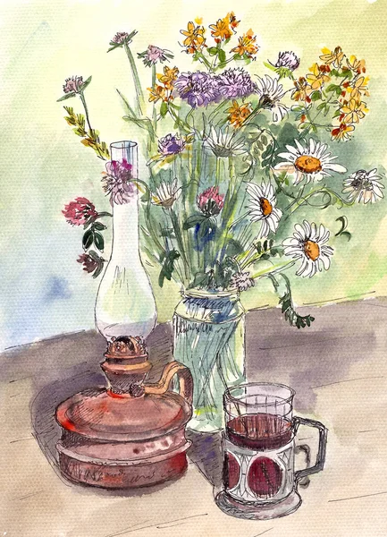 Akwarela graficzny wzór koloru bukietu letnich kwiatów i starożytnej lampy nafty na stole — Zdjęcie stockowe