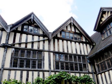 Güneşli bir günde Ortaçağ Büyülü Kalesi. Yüksek kalite fotoğraf