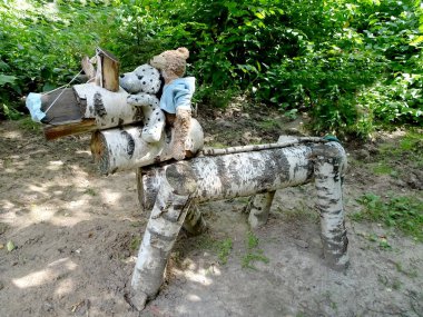 yumuşak çocuk oyuncakları oyuncak ayı ve köpek tıbbi maskeli tahta bir ata binerler. Yüksek kalite fotoğraf