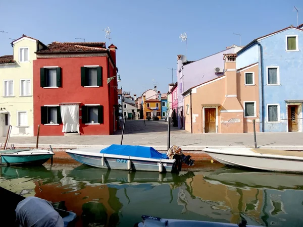 Casas Coloridas Barcos Com Reflexos Canal Ilha Burano Veneza Foto — Fotografia de Stock
