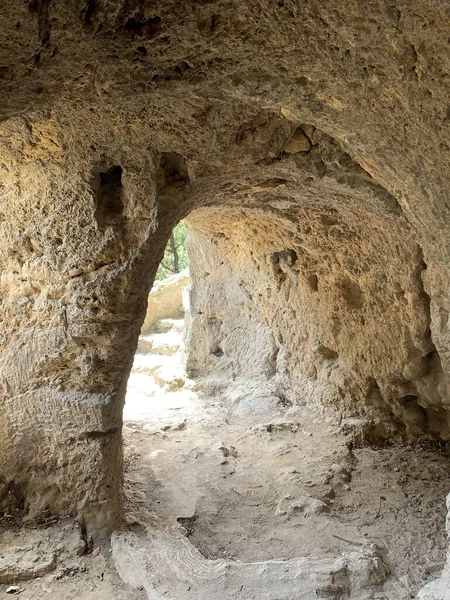 Τοξωτό Πέρασμα Στο Βράχο Κάτω Από Θησαυροφυλάκια Του Κοχυλιού Υψηλής — Φωτογραφία Αρχείου