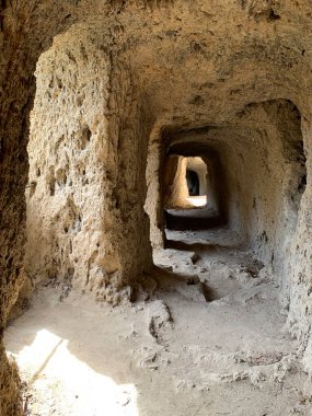 Mermi kabuğunun altındaki kayalıklarda kemerli geçit. Yüksek kalite fotoğraf