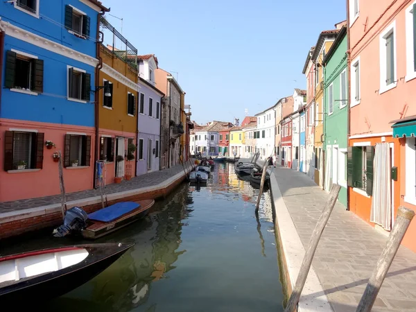 Barevné Domy Čluny Odlesky Kanálu Ostrově Burano Benátkách Kvalitní Fotografie — Stock fotografie