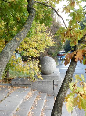 Parkta sonbahar manzarası, taş bir top ve adımlar, seçici bir odak. Yüksek kalite fotoğraf