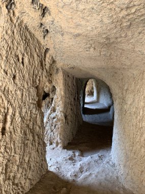 Mermi kabuğunun altındaki kayalıklarda kemerli geçit. Yüksek kalite fotoğraf