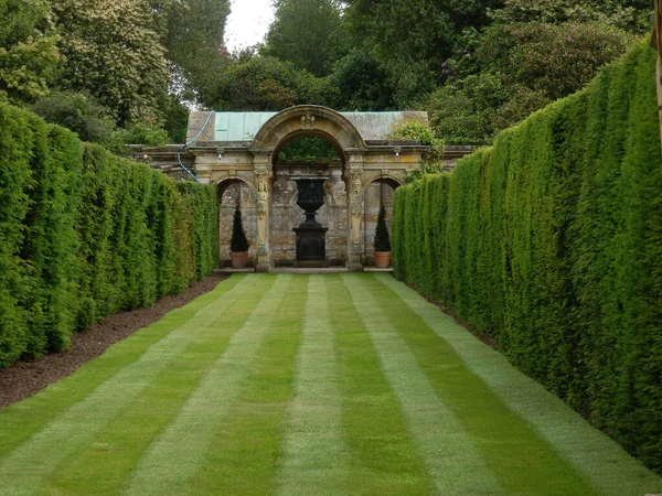 Trädgårdsarkitektur Och Klippta Häckar Och Gräsmattor Parken Hever Slott England — Stockfoto