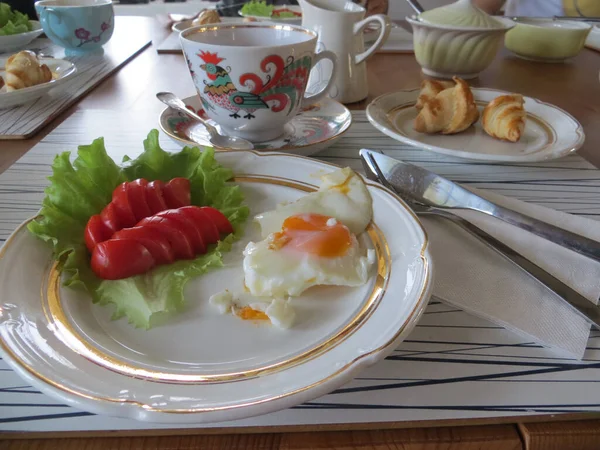 Desayuno Por Mañana Huevos Revueltos Tomates Verduras Plato Blanco Foto —  Fotos de Stock