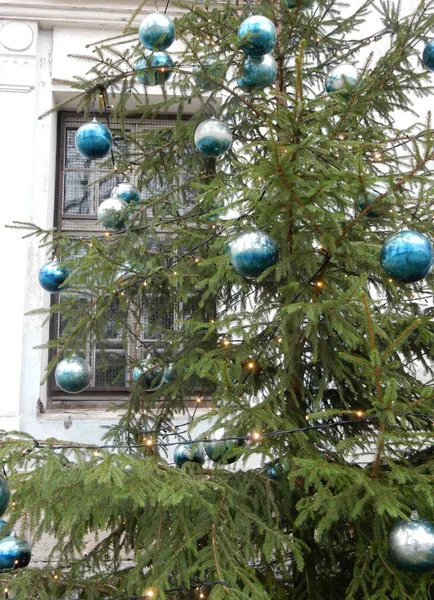 Decorações Natal Bolas Turquesa Abeto Rua Foco Seletivo Foto Alta — Fotografia de Stock