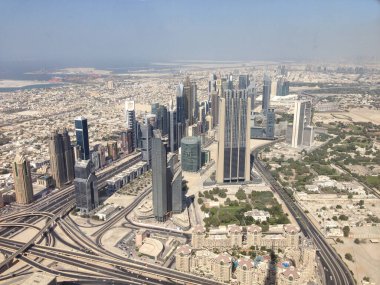 Dubai 'nin ve sisli mavi denizin havadan görünüşü. Yüksek kalite fotoğraf