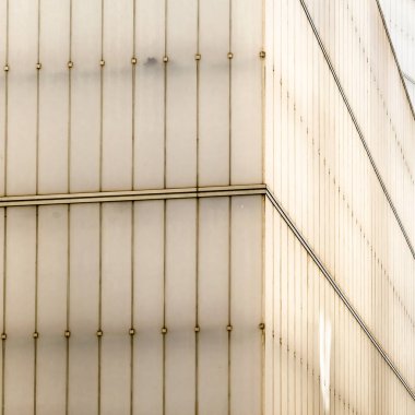 Madrid, İspanya - 3 Eylül 2017: 2009-2014 Madrid Madrid Kent Konseyi tarafından düzenlenen ödüllü projeye göre Enrique Sobejano ve Fuensanta Nieto mimarlar tarafından inşa edilen mimari detay Barcelo Pazar (Mercado de Barcelo),