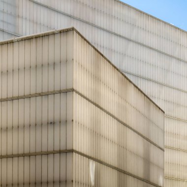 Madrid, İspanya - 3 Eylül 2017: 2009-2014 Madrid Madrid Kent Konseyi tarafından düzenlenen ödüllü projeye göre Enrique Sobejano ve Fuensanta Nieto mimarlar tarafından inşa edilen mimari detay Barcelo Pazar (Mercado de Barcelo),