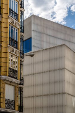 Madrid, İspanya - 3 Eylül 2017: 2009-2014 Madrid Madrid Kent Konseyi tarafından düzenlenen ödüllü projeye göre Enrique Sobejano ve Fuensanta Nieto mimarlar tarafından inşa edilen mimari detay Barcelo Pazar (Mercado de Barcelo),