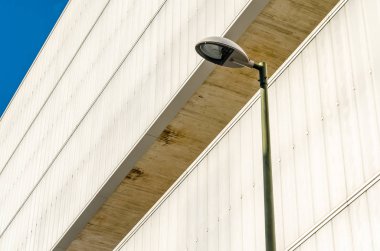 Madrid, İspanya - 3 Eylül 2017: 2009-2014 Madrid Madrid Kent Konseyi tarafından düzenlenen ödüllü projeye göre Enrique Sobejano ve Fuensanta Nieto mimarlar tarafından inşa edilen mimari detay Barcelo Pazar (Mercado de Barcelo),