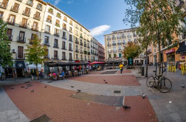 Madrid, İspanya - 3 Eylül 2017: Kentsel sahne, Madrid, İspanya, şehir merkezinde Chueca mahalle canlı bulunan gündüz görünümü Chueca kare