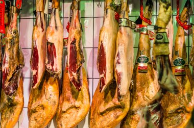 Madrid, İspanya - 26 Ağustos 2017: İber jambon stand içinde bir merkez çarşı Madrid, İspanya
