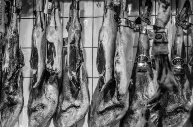 Madrid, İspanya - 26 Ağustos 2017: İber jambon stand içinde bir merkez çarşı Madrid, İspanya