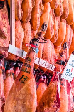 Madrid, İspanya - 27 Ağustos 2017: İber jambon stand içinde bir merkez çarşı Madrid, İspanya