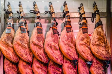 Madrid, İspanya - 27 Ağustos 2017: İber jambon stand içinde bir merkez çarşı Madrid, İspanya