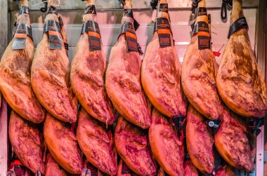 Madrid, İspanya - 27 Ağustos 2017: İber jambon stand içinde bir merkez çarşı Madrid, İspanya