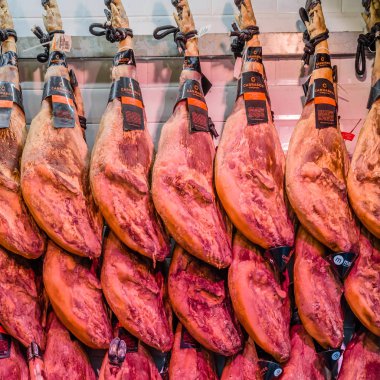 Madrid, İspanya - 27 Ağustos 2017: İber jambon stand içinde bir merkez çarşı Madrid, İspanya