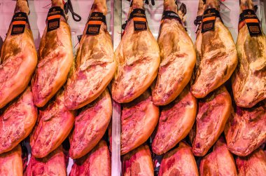 Madrid, İspanya - 27 Ağustos 2017: İber jambon stand içinde bir merkez çarşı Madrid, İspanya