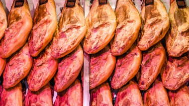 Madrid, İspanya - 27 Ağustos 2017: İber jambon stand içinde bir merkez çarşı Madrid, İspanya