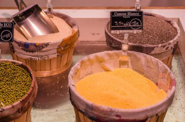 Madrid, İspanya - 26 Ağustos 2017: Baklagiller Ayaklıklı Madrid, İspanya Merkez bir pazarda taze organik ürün