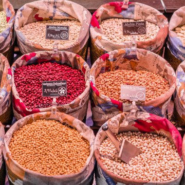 Madrid, İspanya - 26 Ağustos 2017: Baklagiller Ayaklıklı Madrid, İspanya Merkez bir pazarda taze organik ürün