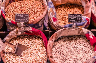 Madrid, İspanya - 26 Ağustos 2017: Baklagiller Ayaklıklı Madrid, İspanya Merkez bir pazarda taze organik ürün