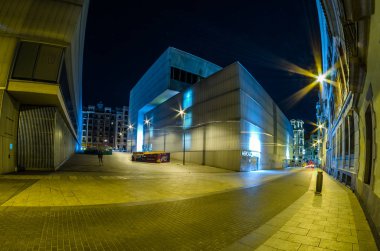 Madrid, İspanya - 28 Ekim 2017: Barcelo Pazar (Mercado de Barcelo), 2009-2014 Madrid, Madrid Şehir Konseyi tarafından Enrique Sobejano ve Fuensanta Nieto mimarlar tarafından düzenlenen ödüllü projeye göre arasında inşa gece görünümü.