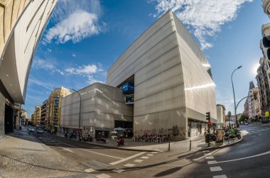 Madrid, İspanya - 3 Eylül 2017: Görünüm Barcelo 2009-2014 tarafından Madrid Belediye Meclisi, Enrique Sobejano ve Fuensanta Nieto mimarlar tarafından düzenlenen ödüllü projeye göre Madrid şehir merkezinde arasında inşa Market (Mercado de Barcelo)