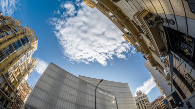 Madrid, İspanya - 3 Eylül 2017: Görünüm Barcelo 2009-2014 tarafından Madrid Belediye Meclisi, Enrique Sobejano ve Fuensanta Nieto mimarlar tarafından düzenlenen ödüllü projeye göre Madrid şehir merkezinde arasında inşa Market (Mercado de Barcelo)