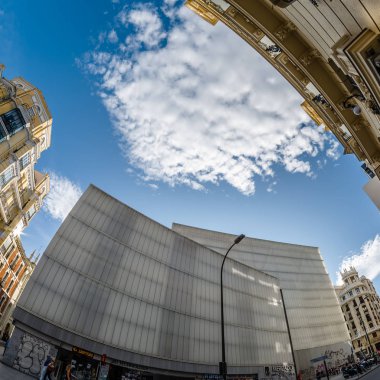 Madrid, İspanya - 3 Eylül 2017: Görünüm Barcelo 2009-2014 tarafından Madrid Belediye Meclisi, Enrique Sobejano ve Fuensanta Nieto mimarlar tarafından düzenlenen ödüllü projeye göre Madrid şehir merkezinde arasında inşa Market (Mercado de Barcelo)