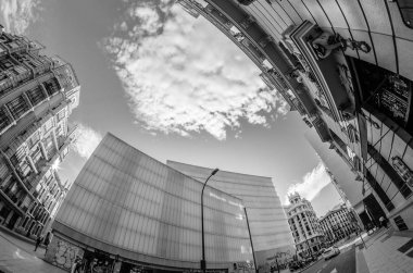 Madrid, İspanya - 3 Eylül 2017: Görünüm Barcelo 2009-2014 tarafından Madrid Belediye Meclisi, Enrique Sobejano ve Fuensanta Nieto mimarlar tarafından düzenlenen ödüllü projeye göre Madrid şehir merkezinde arasında inşa Market (Mercado de Barcelo)