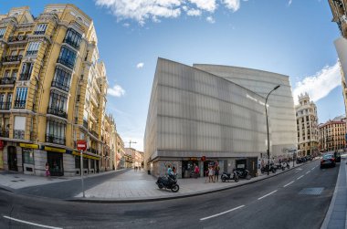 Madrid, İspanya - 3 Eylül 2017: Görünüm Barcelo 2009-2014 tarafından Madrid Belediye Meclisi, Enrique Sobejano ve Fuensanta Nieto mimarlar tarafından düzenlenen ödüllü projeye göre Madrid şehir merkezinde arasında inşa Market (Mercado de Barcelo)
