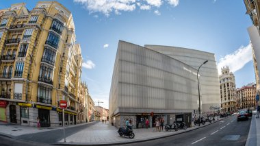 Madrid, İspanya - 3 Eylül 2017: Görünüm Barcelo 2009-2014 tarafından Madrid Belediye Meclisi, Enrique Sobejano ve Fuensanta Nieto mimarlar tarafından düzenlenen ödüllü projeye göre Madrid şehir merkezinde arasında inşa Market (Mercado de Barcelo)