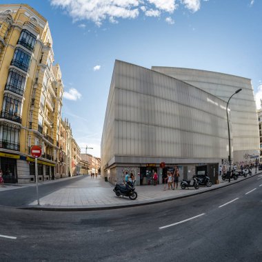 Madrid, İspanya - 3 Eylül 2017: Görünüm Barcelo 2009-2014 tarafından Madrid Belediye Meclisi, Enrique Sobejano ve Fuensanta Nieto mimarlar tarafından düzenlenen ödüllü projeye göre Madrid şehir merkezinde arasında inşa Market (Mercado de Barcelo)