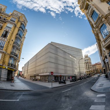 Madrid, İspanya - 3 Eylül 2017: Görünüm Barcelo 2009-2014 tarafından Madrid Belediye Meclisi, Enrique Sobejano ve Fuensanta Nieto mimarlar tarafından düzenlenen ödüllü projeye göre Madrid şehir merkezinde arasında inşa Market (Mercado de Barcelo)