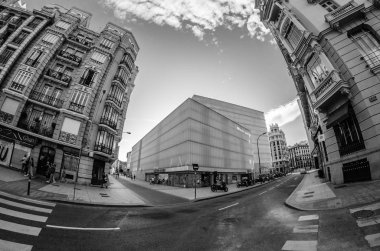 Madrid, İspanya - 3 Eylül 2017: Görünüm Barcelo 2009-2014 tarafından Madrid Belediye Meclisi, Enrique Sobejano ve Fuensanta Nieto mimarlar tarafından düzenlenen ödüllü projeye göre Madrid şehir merkezinde arasında inşa Market (Mercado de Barcelo)