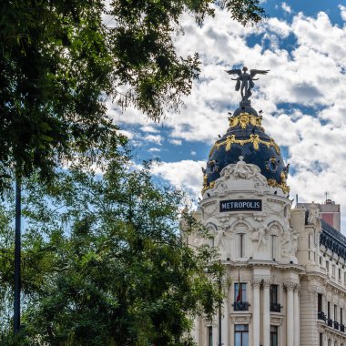 Madrid, İspanya - 3 Eylül 2017: Metropol Binası, Madrid sembollerin görünümünü; 1911 yılında açıldı, bir Fransız Beaux-Arts tarzda Jules ve Raymond Fevrier tarafından tasarlanmıştır; Şu anda Metropolis Seguros tarafından sahip olunan.