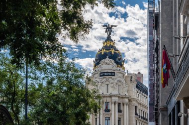 Madrid, İspanya - 3 Eylül 2017: Metropol Binası, Madrid sembollerin görünümünü; 1911 yılında açıldı, bir Fransız Beaux-Arts tarzda Jules ve Raymond Fevrier tarafından tasarlanmıştır; Şu anda Metropolis Seguros tarafından sahip olunan.