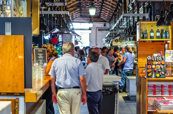 Madrid Espanha Agosto 2017 Pessoas Que Visitam Apreciam Bebidas Tapas — Fotografia de Stock