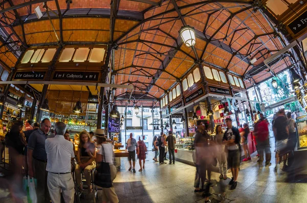 Madrid Espanha Agosto 2017 Pessoas Que Visitam Apreciam Bebidas Tapas — Fotografia de Stock