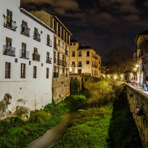 Granada, Andalusia, Güney İspanya bir sokakta gece görünümü