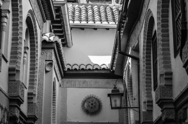 Mimari ayrıntılı olarak Granada, Andalusia, Güney İspanya, siyah beyaz resim