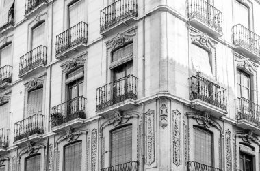 Mimari ayrıntılı olarak Granada, Andalusia, Güney İspanya, siyah beyaz resim