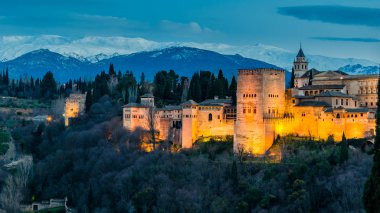 Cityscape Granada, Güney İspanya, Alhambra Palace arka planda, gece görünümü